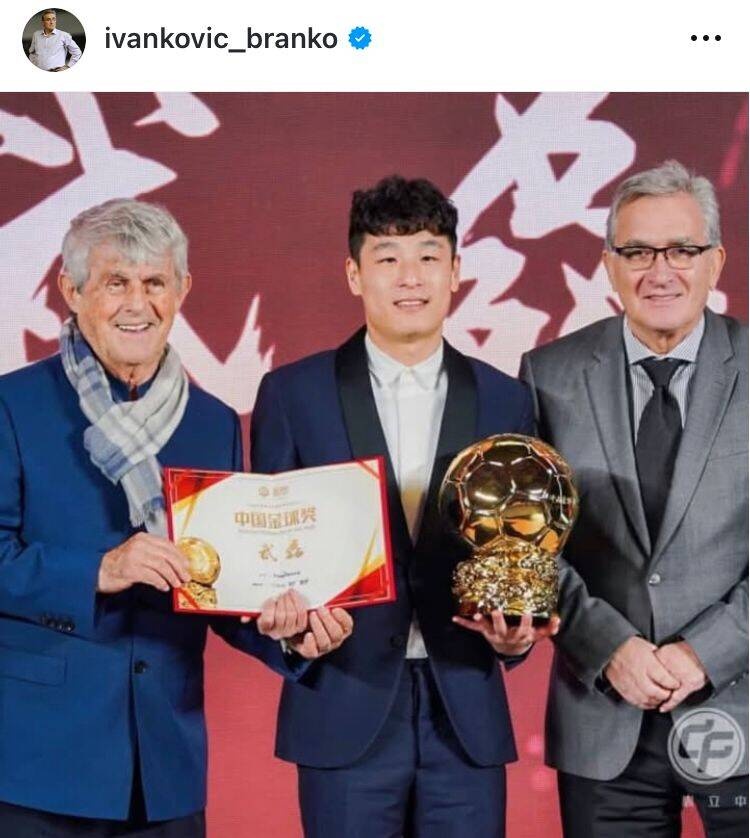  出席中國金球獎頒獎儀式，伊萬曬與武磊、米盧同框照片
