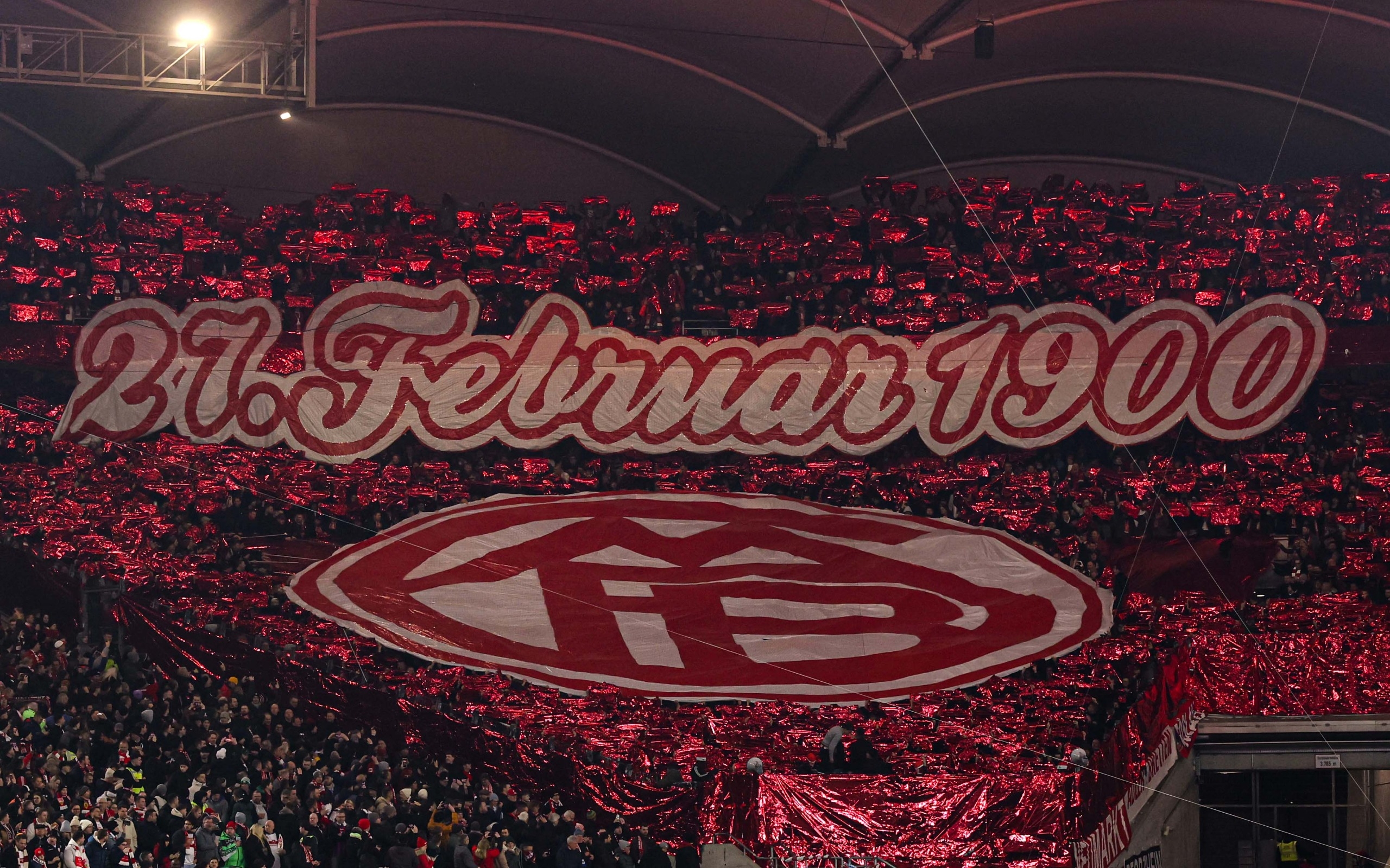  拜仁球迷在看臺展示TIFO，慶祝俱樂部成立125周年