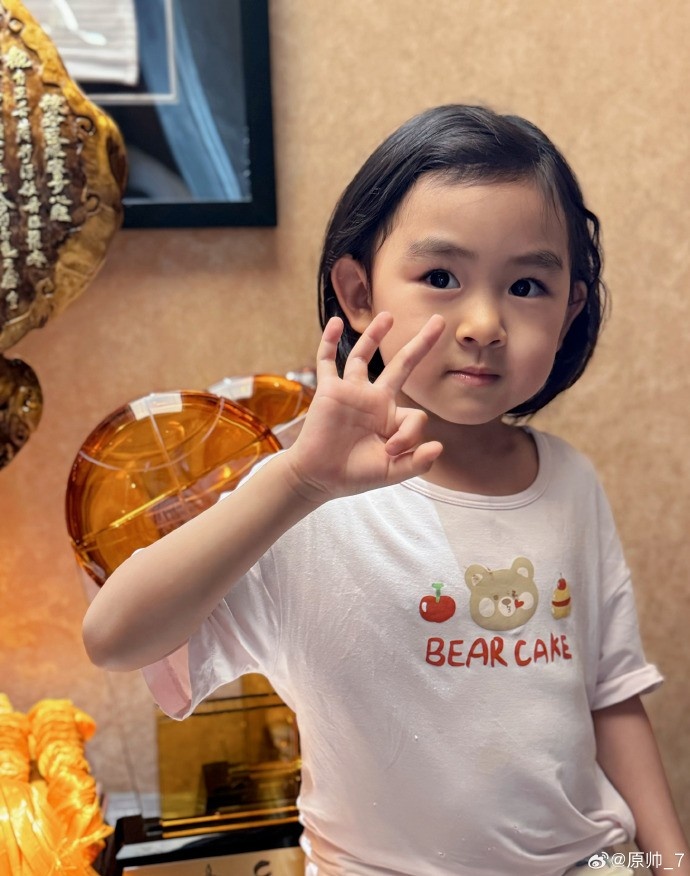  三分大賽三冠王！原帥曬三冠獎(jiǎng)杯：完成了女兒給安排的任務(wù)！