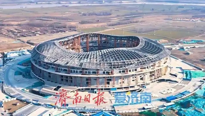  魯媒：戴上1.6萬噸“鋼鐵巨冠”，黃河體育中心球場完成屋蓋施工