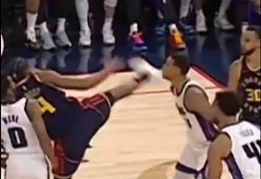  抬腳過高踢到了對手下巴！NBA官方：穆迪這一動(dòng)作被判1級惡犯
