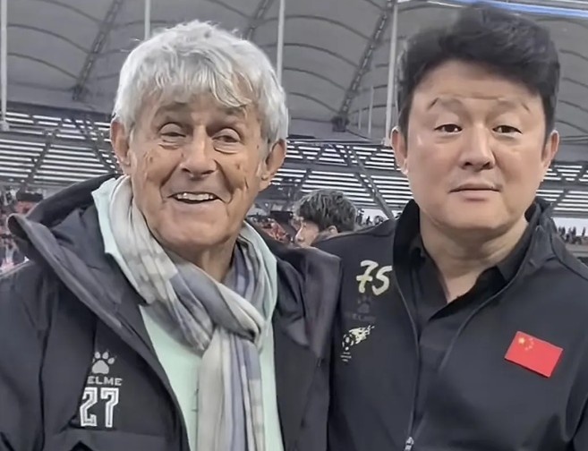  有點(diǎn)像？米盧差點(diǎn)將青島籍演員張磊誤認(rèn)為是孫繼海
