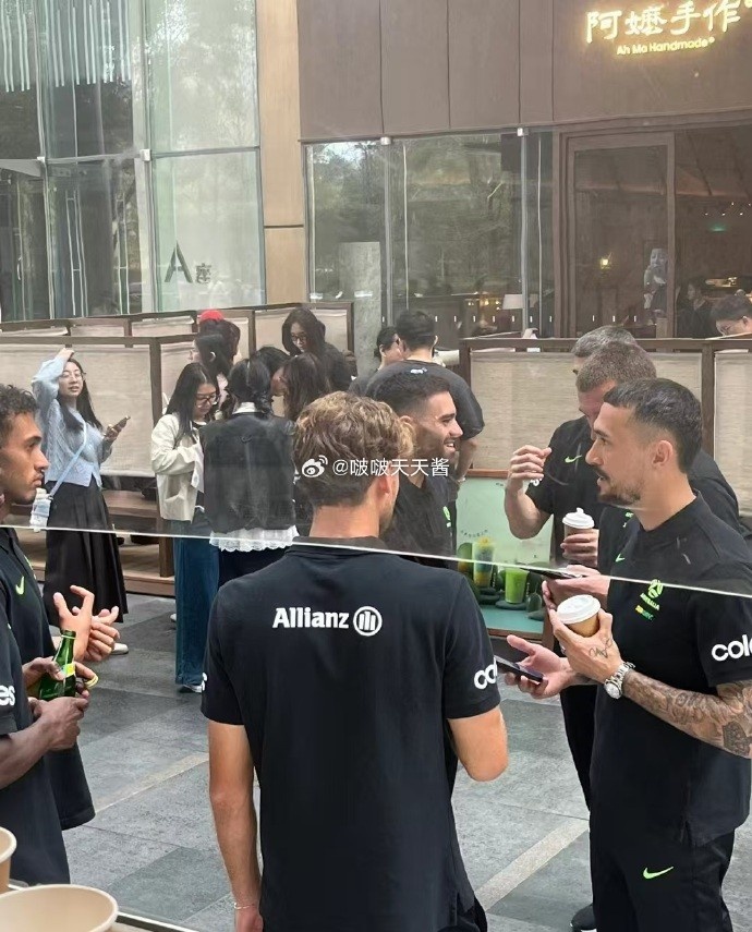  松弛感拉滿！澳大利亞隊員在杭州街頭喝奶茶