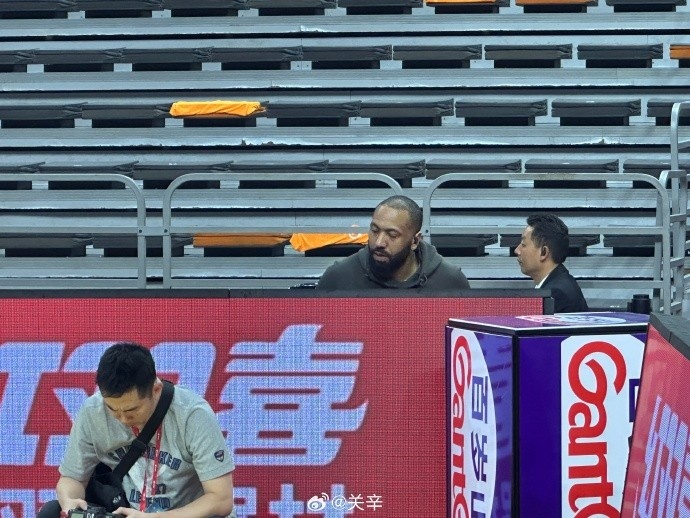  今晚不打？廣東主場(chǎng)迎戰(zhàn)廣廈 吉倫沃特一身便裝現(xiàn)身球館