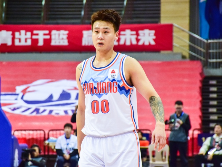  狀態(tài)不俗！趙睿半場(chǎng)9中4拿到15分5籃板