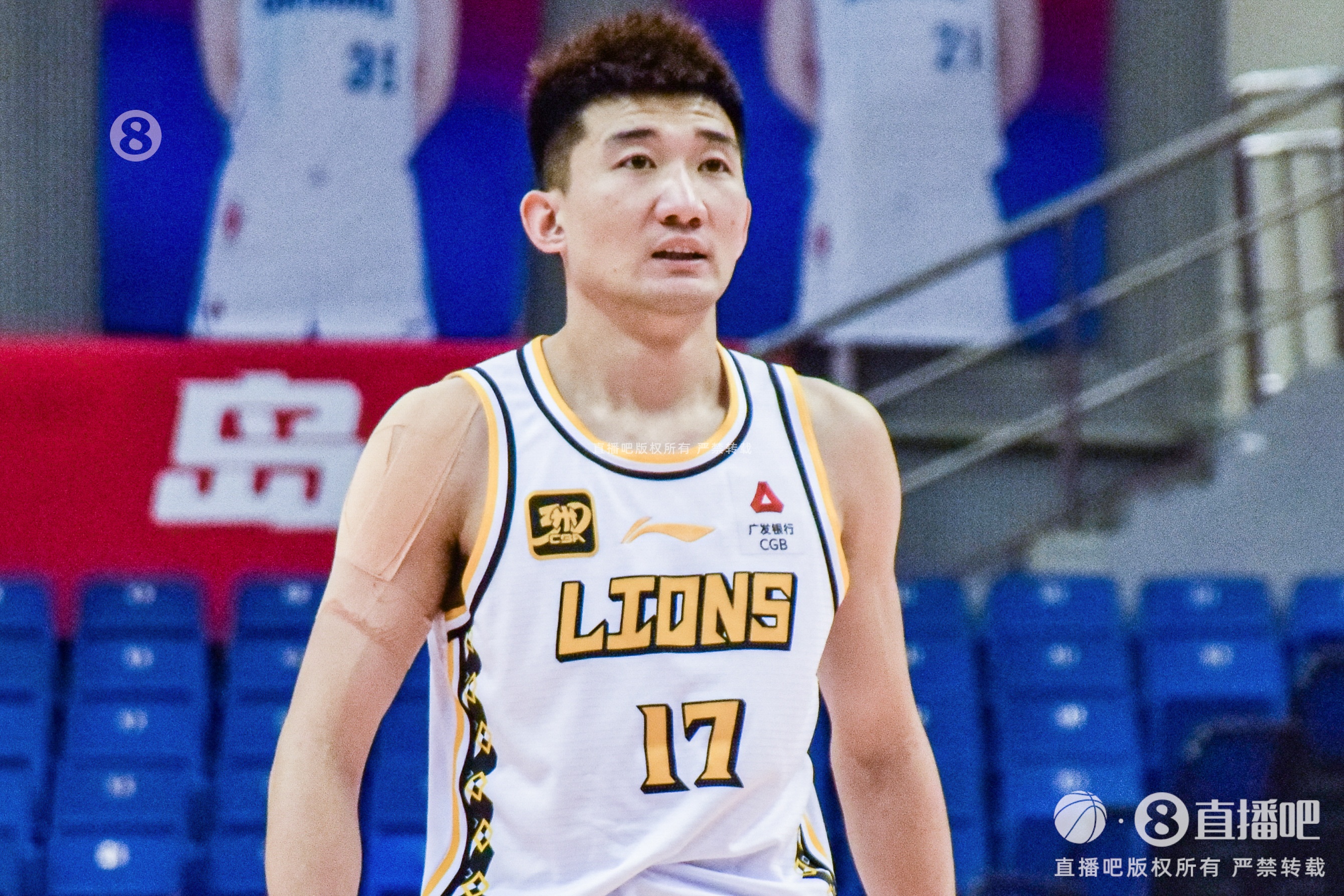  效率太低！孫銘徽15中4拿到15分4板12助2斷1帽 5次犯規(guī)