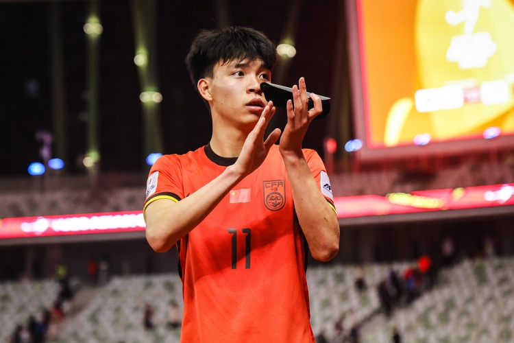  期待首秀！18歲王鈺棟入選中澳戰(zhàn)名單&穿11號，首進(jìn)國足正賽名單
